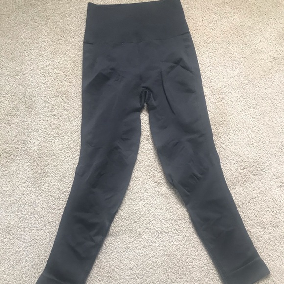Lululemon black crops NWOT size 2 - Picture 2 of 4
